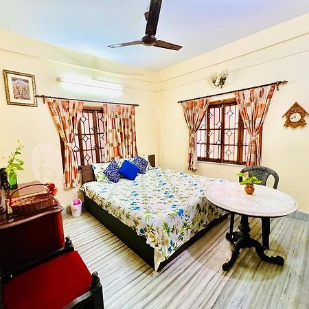 Spacious Apt With Antique Furniture ,Ac & Kitchen Calcutta  Esterno foto