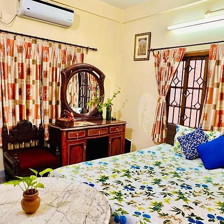 Spacious Apt With Antique Furniture ,Ac & Kitchen Calcutta  Esterno foto