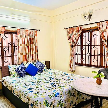 Spacious Apt With Antique Furniture ,Ac & Kitchen Calcutta  Esterno foto