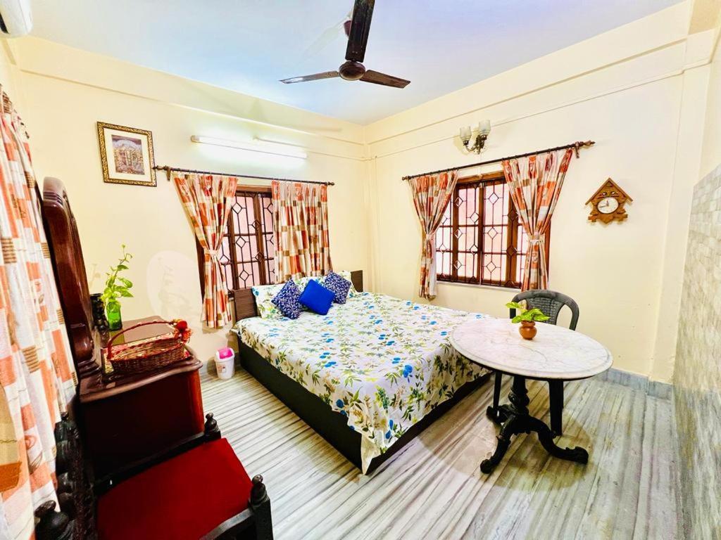 Spacious Apt With Antique Furniture ,Ac & Kitchen Calcutta  Esterno foto