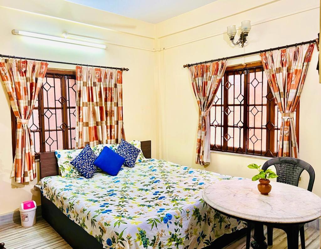 Spacious Apt With Antique Furniture ,Ac & Kitchen Calcutta  Esterno foto
