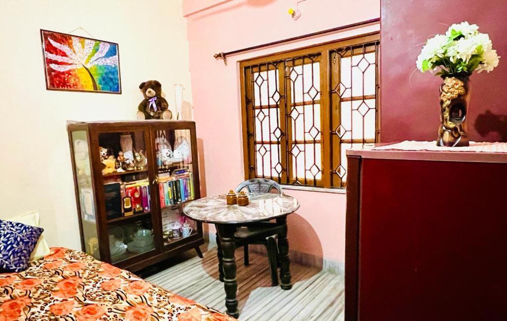 Spacious Apt With Antique Furniture ,Ac & Kitchen Calcutta  Esterno foto