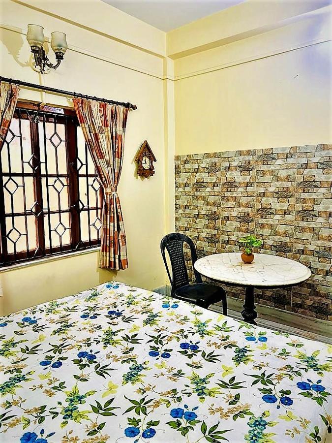 Spacious Apt With Antique Furniture ,Ac & Kitchen Calcutta  Esterno foto