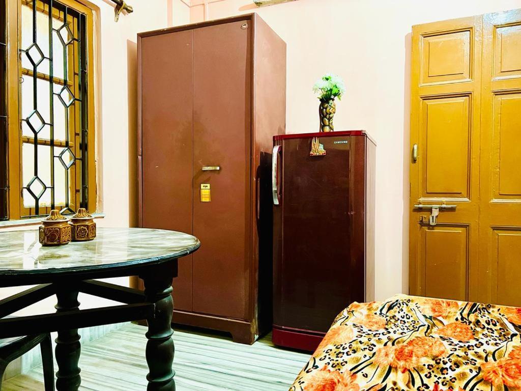 Spacious Apt With Antique Furniture ,Ac & Kitchen Calcutta  Esterno foto