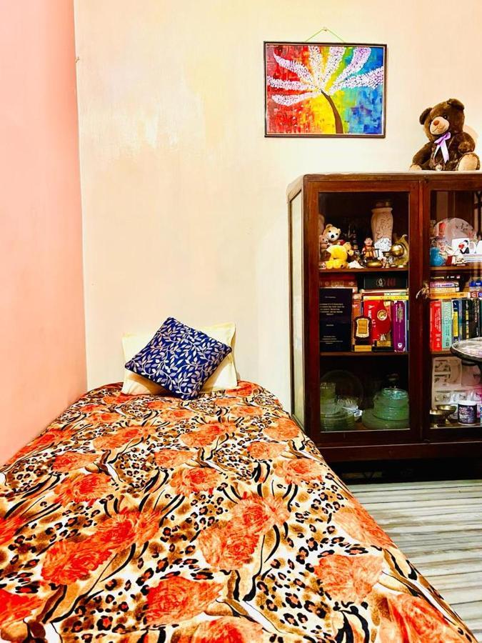 Spacious Apt With Antique Furniture ,Ac & Kitchen Calcutta  Esterno foto