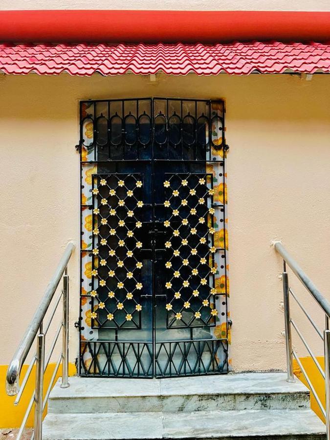 Spacious Apt With Antique Furniture ,Ac & Kitchen Calcutta  Esterno foto